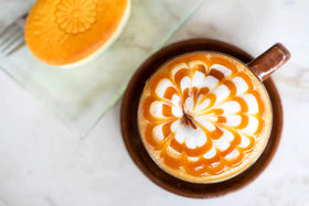 Dessert plate with Hollander caramel sauce topping, ideal for desserts.