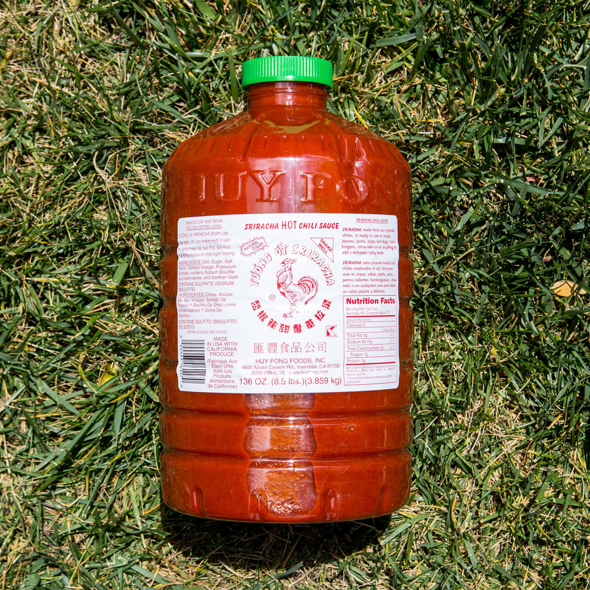 Huy Fong Sriracha label closeup emphasizing no artificial colors