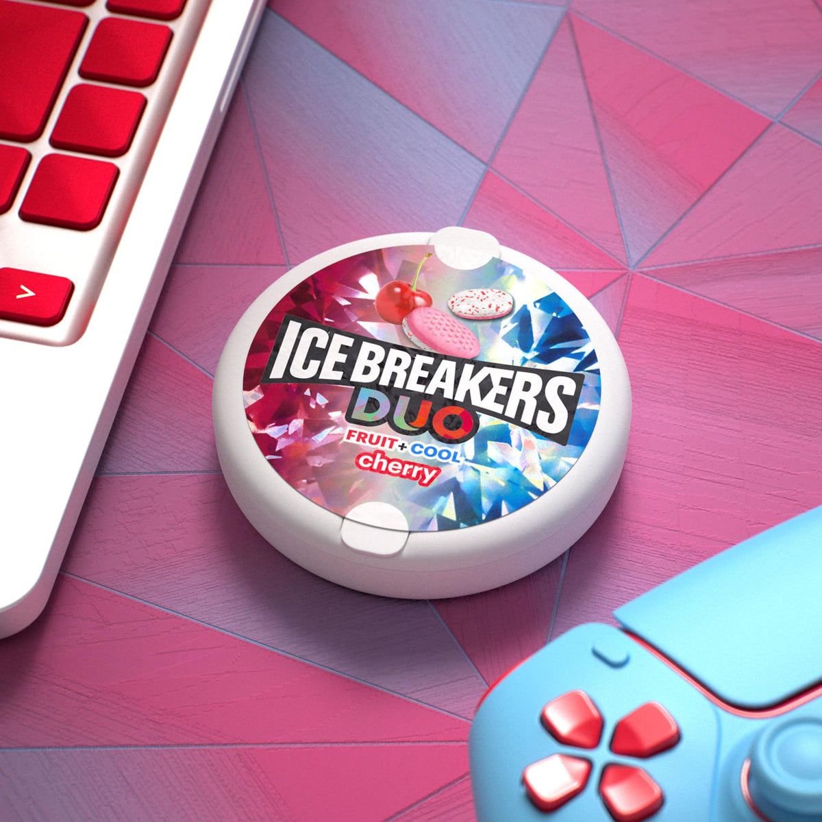 Ice Breakers Duo cooling crystals detail on cherry flavored mint