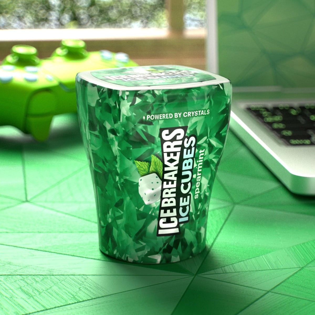 Ice Breakers Ice Cubes spearmint in use for oral freshness during meetings.
