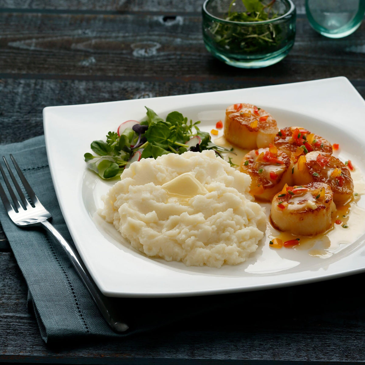Idahoan Classic Mashed Potatoes 48 servings per bag signals pantry-friendly portion control.