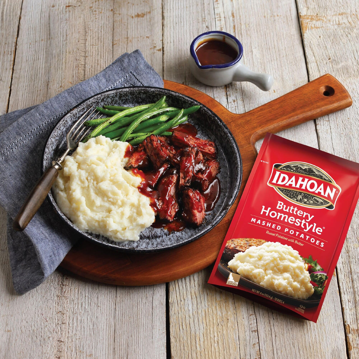 Idahoan family dinner table with a comforting mashed potatoes side.