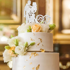 Jaciya bride and groom topper in silver enhances elegance.