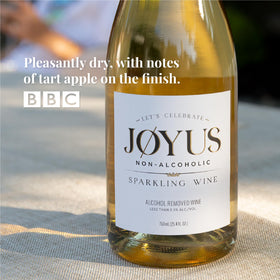 Joyus sparkling wine notes of apple and pear on the glass, ideal for tasting moments.