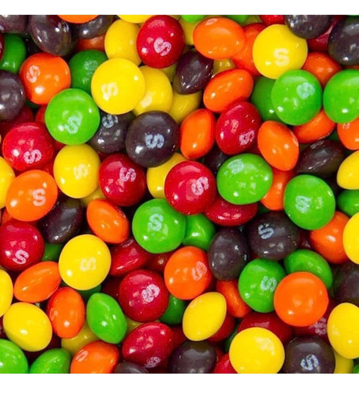 KANDYRIFIK Skittles rainbow flavors close-up — juicy fruit tones in every bite
