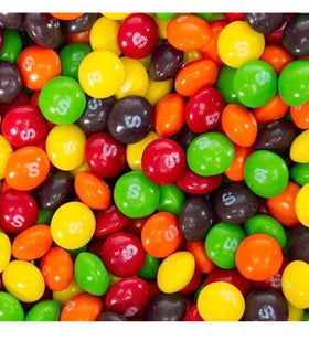 KANDYRIFIK Skittles rainbow flavors close-up — juicy fruit tones in every bite