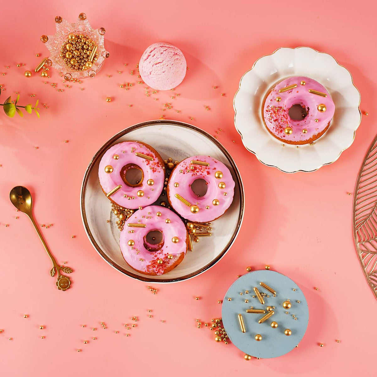 Kasvan Edible Decoration Set adds color and texture to treats.