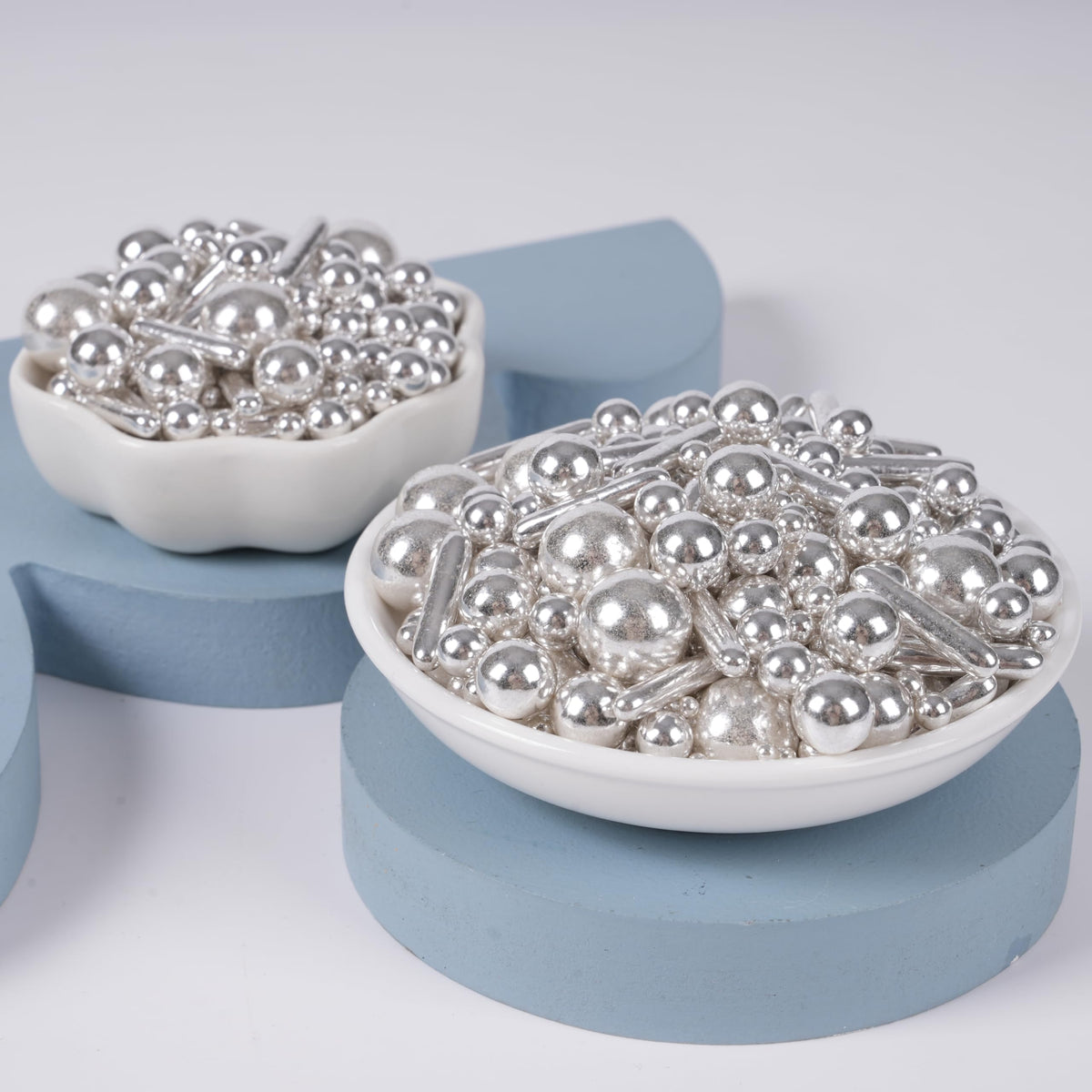 Kasvan Silver Mix sprinkles on cakes and cookies for elegant décor.