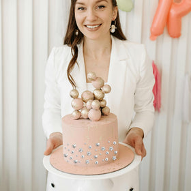 Kasvan Silver Pearl Sugar Sprinkles on cake enhance visual appeal.