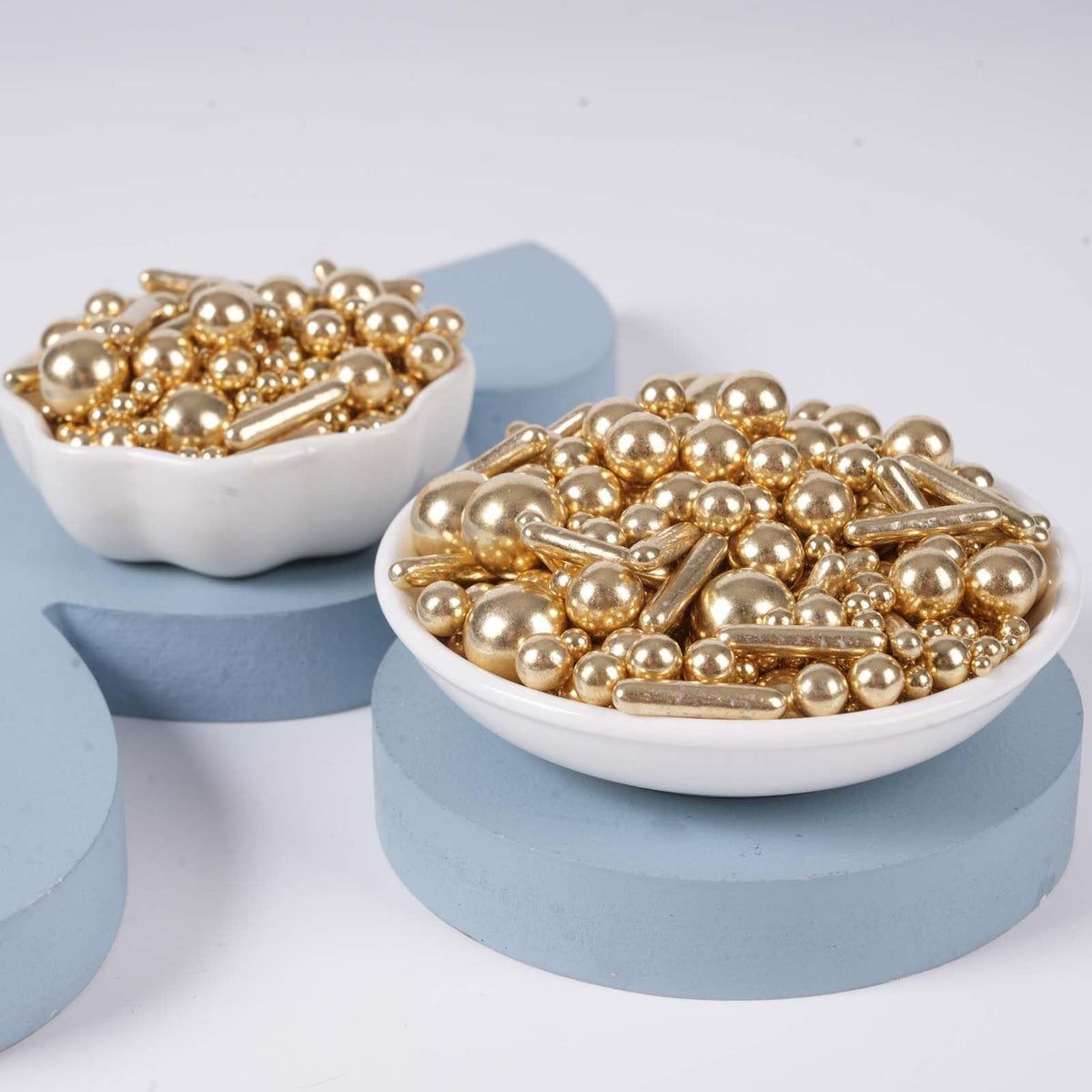 Kasvan Silver Pearls provide crystal-clear sparkle for elegant dessert decorations.