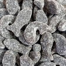 Katja Drop Haringen close-up reveals bold salmiak notes in chewy licorice