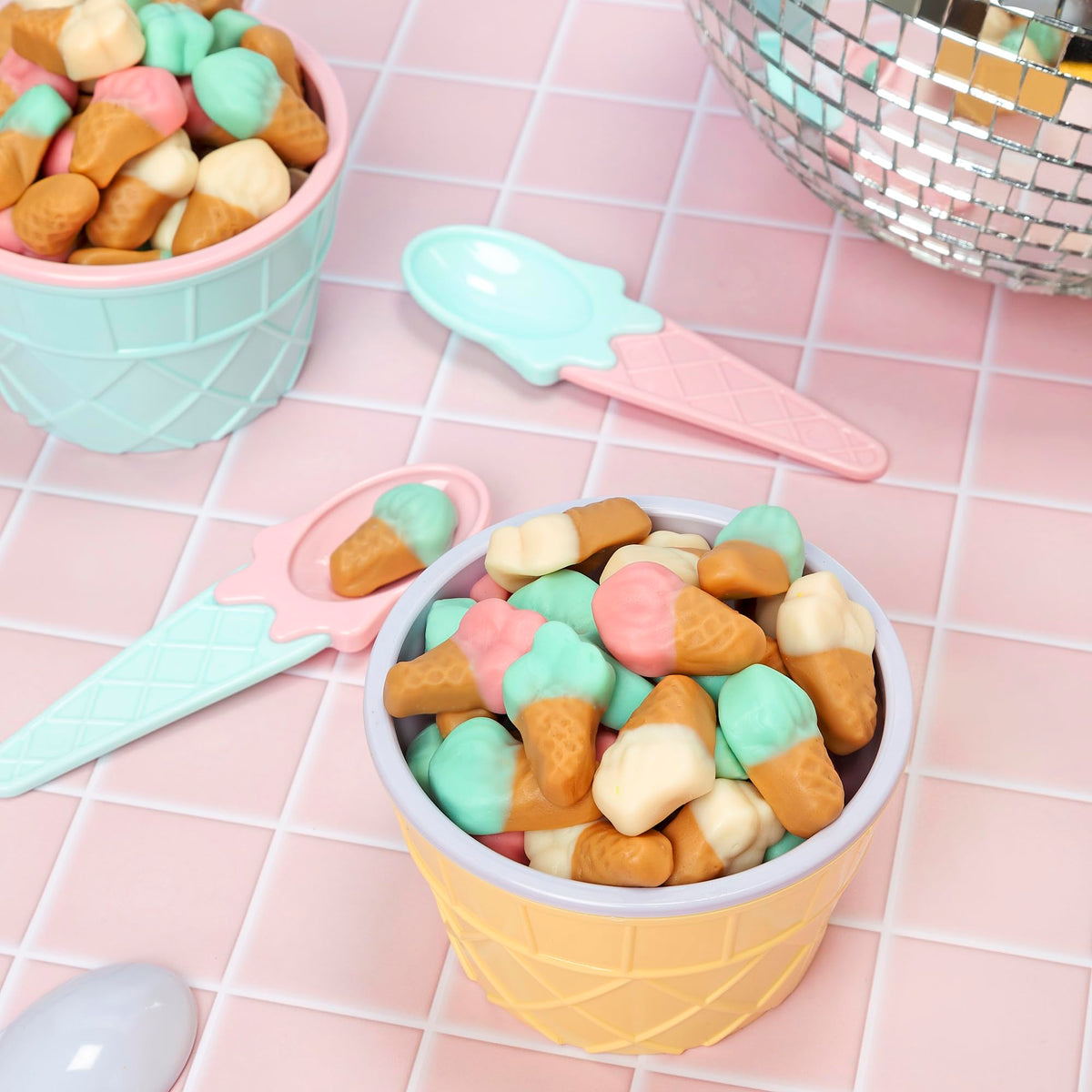 Kervan Bebeto Ice Cream Gummies kids enjoying – nostalgic treat for after-school snacking.