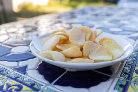 KINJIRUSHI close-up of curry aroma and crunch in shrimp chips