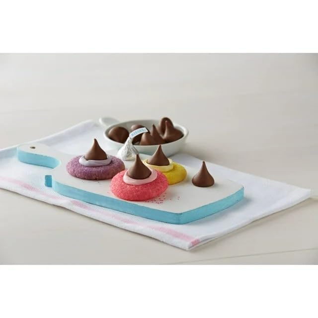 Kisess candy bowl display with colorful foils for seasonal snacking.