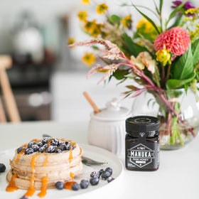 Kiva Raw Manuka Honey spoon-dipping captures smooth texture and rich aroma.