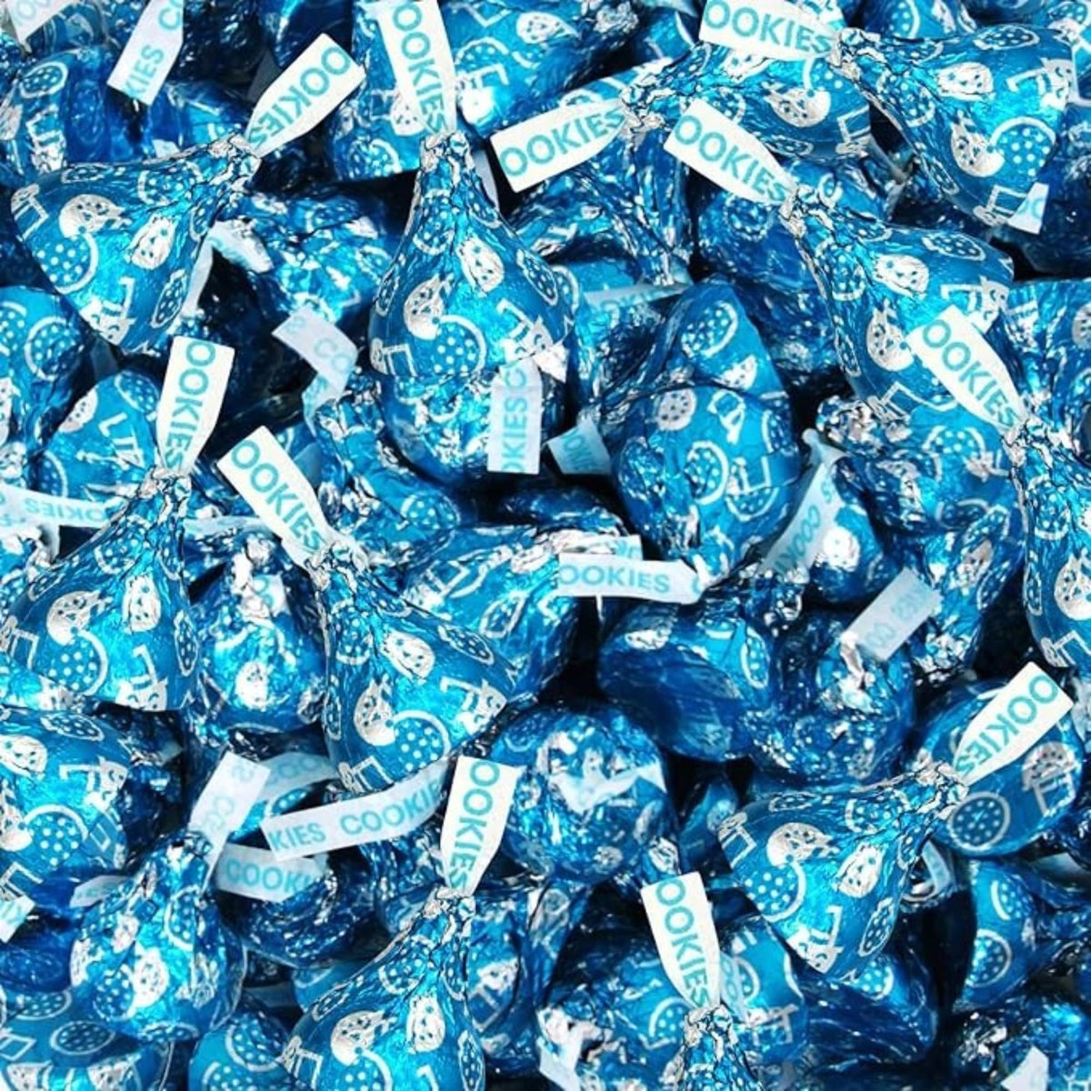 KLUB BULK Cookies & Cream Kiss close-up shows crunchy cookie bits for snacking.