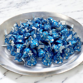 KLUB BULK Cookies & Cream Kiss on a festive blue foil display for celebrations.
