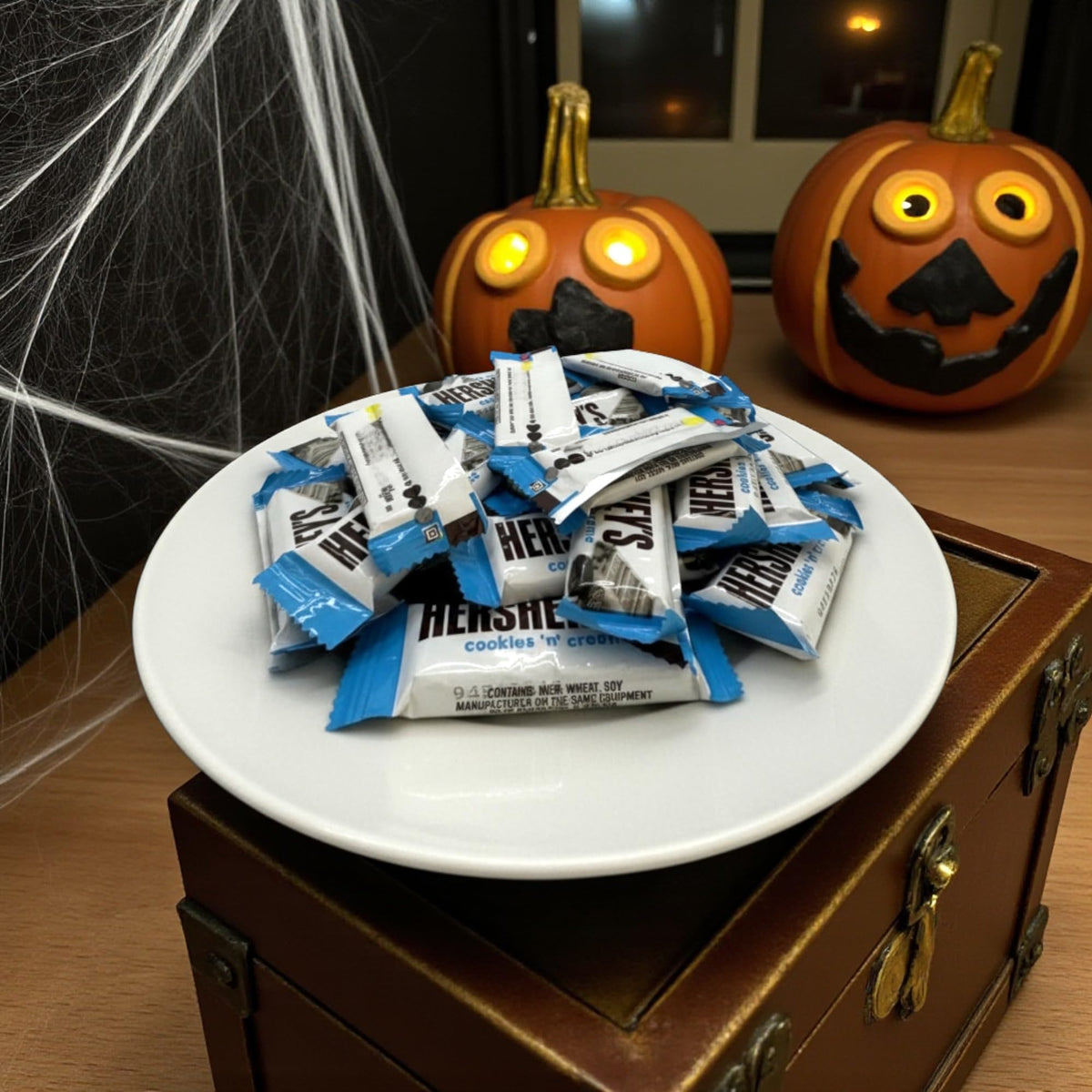 KLUB BULK Cookies & Cream mini bars close-up showing creamy texture ideal for cravings.