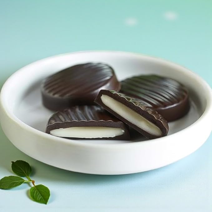 KLUB BULK dark chocolate mint patties close-up highlights rich flavor and aroma.