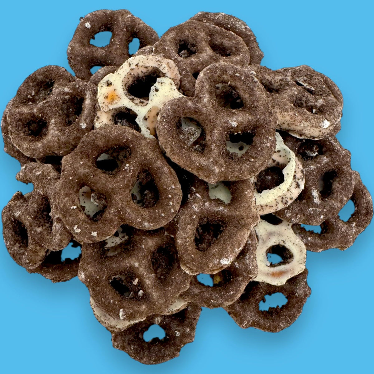 KLUB BULK crunchy-pretzel texture closeup; satisfying crunch for movie nights and gatherings.