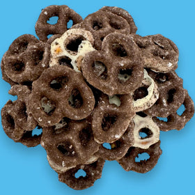 KLUB BULK crunchy-pretzel texture closeup; satisfying crunch for movie nights and gatherings.