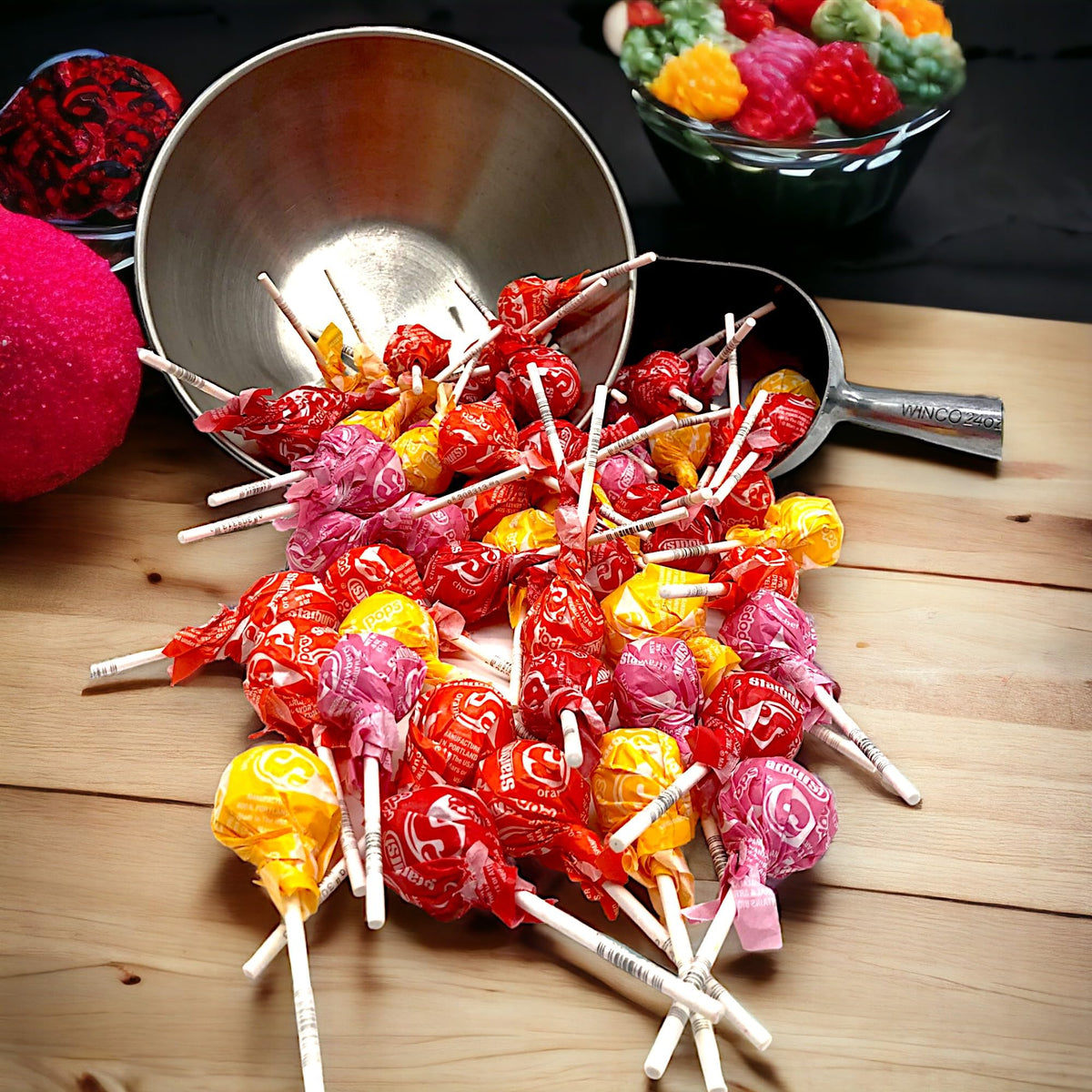 KLUB BULK Str Burst Lollipops Lemon inside offers refreshing zing during parties.
