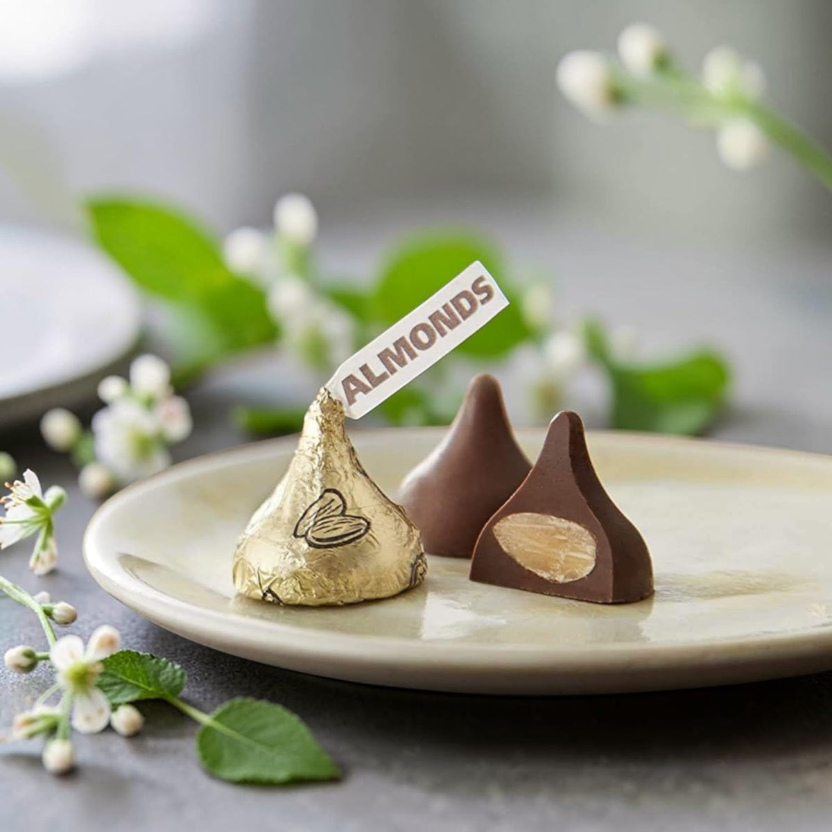 KLUB BULK wedding-party-favors with golden wrap for guests.