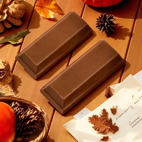 KLUB BULK milk chocolate wafer bars close-up highlighting crispy layers.