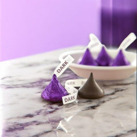 KLUB BULK Party bowl display with purple foil kisses for attractive reception tables.