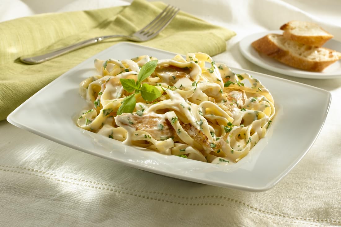 Knorr Professional Alfredo sauce mix with Parmesan and cracked pepper for rich flavor.