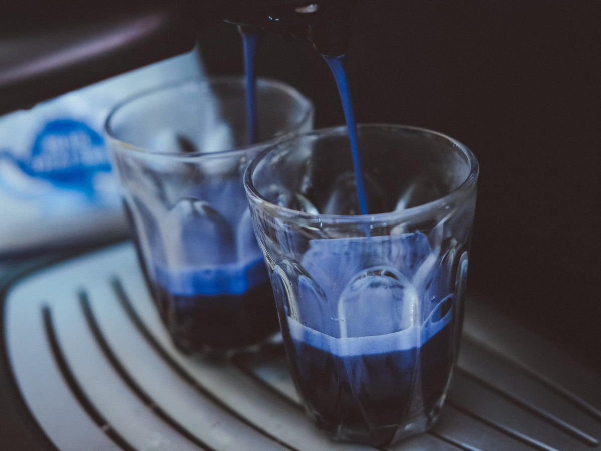 LA MOON TEA Serving setup with glass straw and blue tea aura.