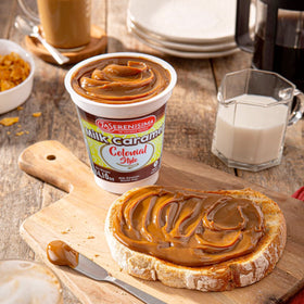 La Serenísima Dulce de Leche jar pouring for bake-and-fill pastries