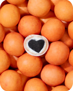 LAKRIDS BY BÜLOW Peaches sugar shell close-up reveals crunchy texture.