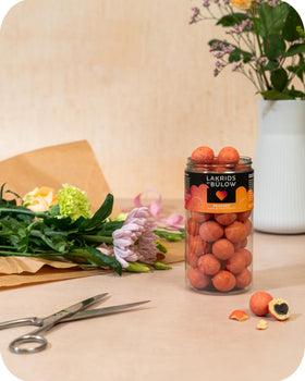 LAKRIDS BY BÜLOW Peaches white chocolate dip close-up highlights balanced peach flavors.