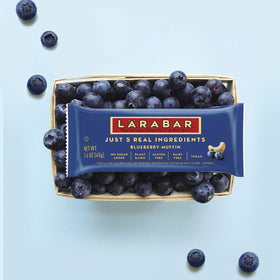 LÄRABAR Apple Pie Bar: pantry-friendly vegan indulgence for anytime snacking.