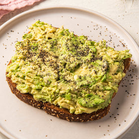 Enhances baked potatoes, fries, and eggs with natural spices.