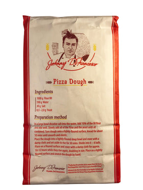 LE 5 STAGIONI flour packaging close-up emphasizing quality and freshness.