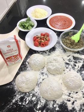 LE 5 STAGIONI pizza dough close-up showing smooth texture for stretching.