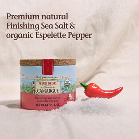Close-up Fleur de Sel Espelette Chili flakes by Le Saunier de Camargue.