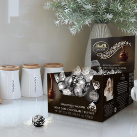 Lindt Lindor 60% truffles center melt reveals a silky interior ideal for indulgence.