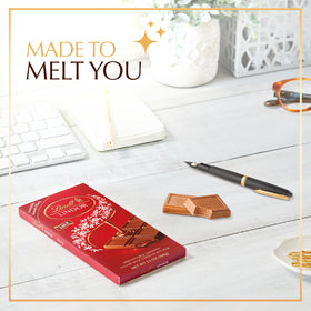 Gift-ready packaging for Lindt LINDOR Milk Bar, perfect for chocolate lovers.