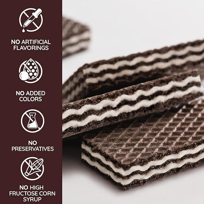 Loacker Classic Cocoa & Milk cream filling close-up highlights milk cream between cocoa wafers.