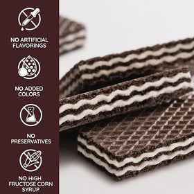 Loacker Classic Cocoa & Milk cream filling close-up highlights milk cream between cocoa wafers.