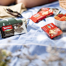 Loacker Classic Cocoa & Milk ingredients showcase Alpine milk and sustainable cocoa.