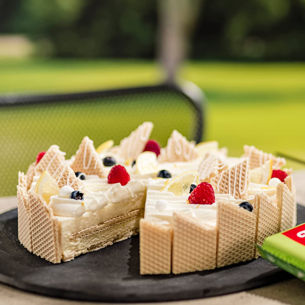 Loacker non-GMO wafers with lemon cream: snack with a vibrant citrus note.