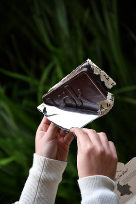 LöK 100% cacao content icon emphasizes premium bean-to-bar quality.