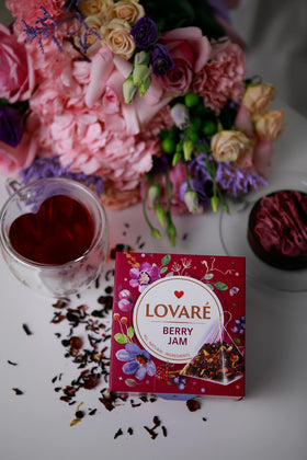 LOVARE Berry Jam pyramids close-up featuring karkade and berry medley aroma.