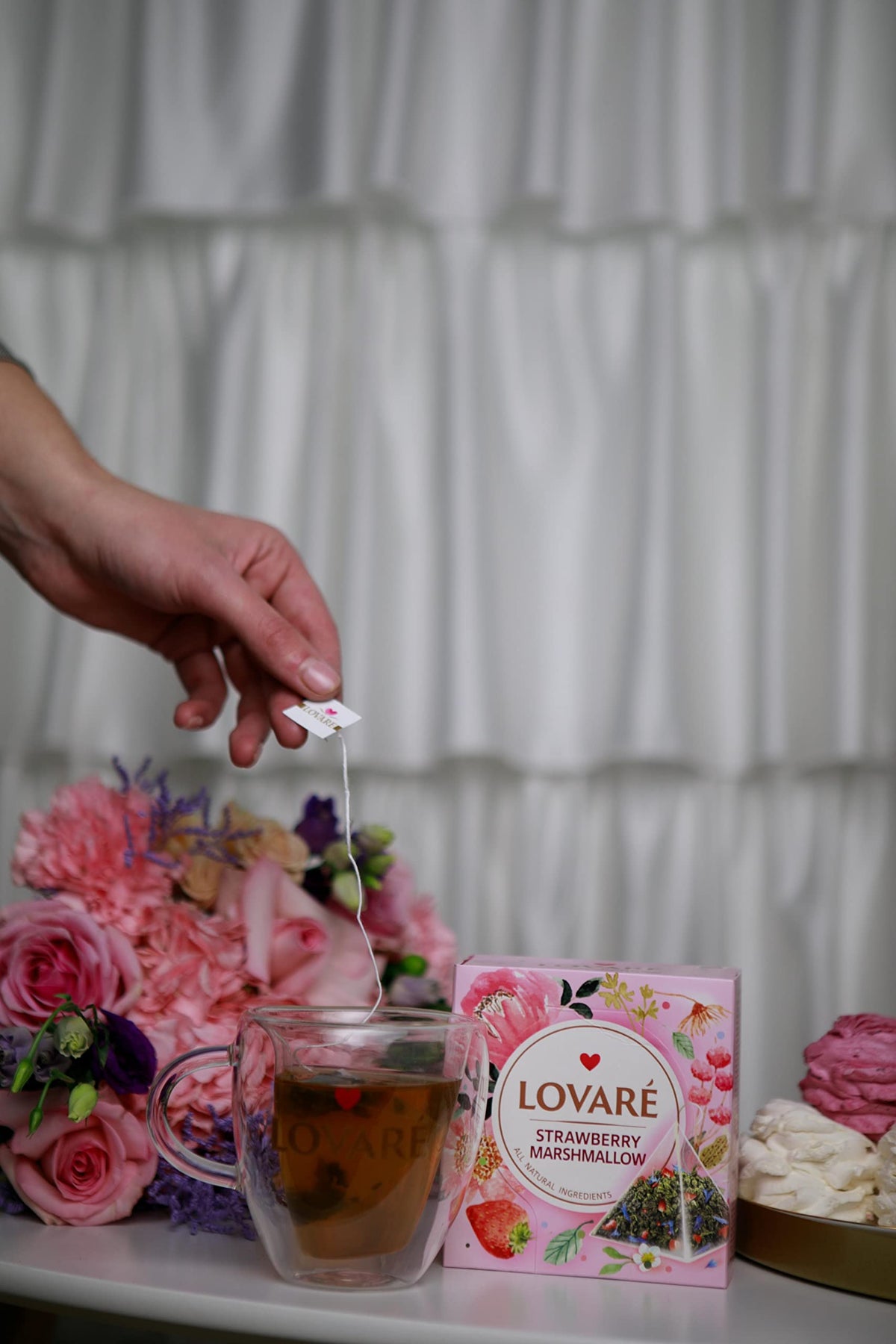 LOVARE Champagne Splashes pyramids close-up with goji berries and sparkling aroma.