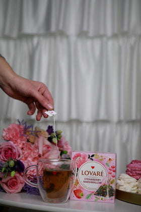 LOVARE Champagne Splashes pyramids close-up with goji berries and sparkling aroma.
