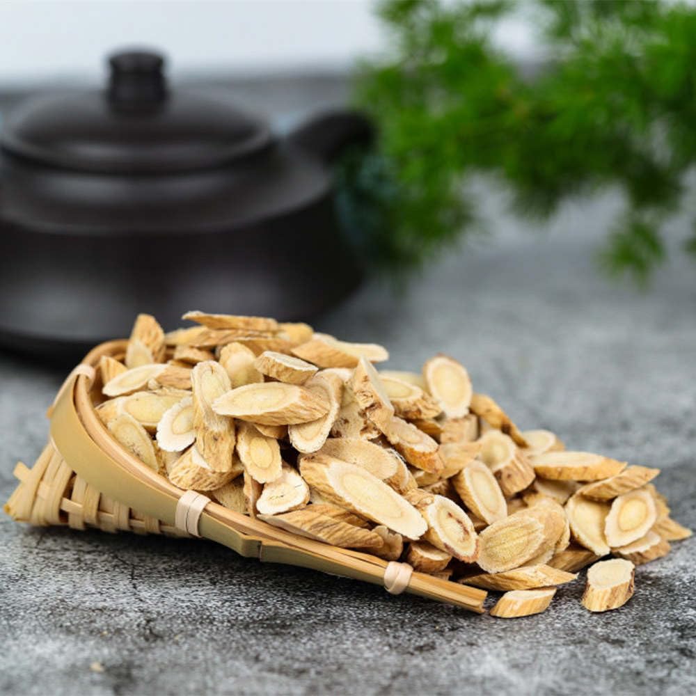 Brewing Lucentis Huangqi tea slices to make a comforting hot infusion.